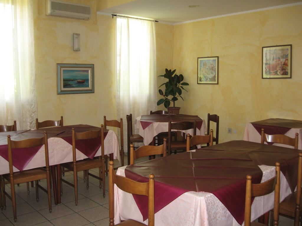 Hotel Eleonora ริมินี ภายนอก รูปภาพ